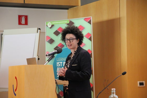 Dobbiamo immaginare l'inimmaginabile. Nel suo intervento, la futurologa Joice Preira ha riflettuto sul ruolo dell'immaginazione e della fantasia come competenze importanti per il futuro, che consentono di affrontare la crescente incertezza. (Foto: USP/Ufficio Educazione permanente e lingue)