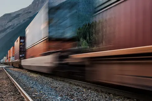 Ein interregionales Gremium soll Maßnahmen für effizientere und nachhaltigere Logistik im Nord-Osten Italiens aufeinander abstimmen und vor allem die Verlagerung von Warenverkehr von der Straße auf die Schiene voranbringen. (Foto: Pexels)