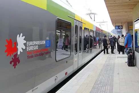 Il 2 dicembre tutti i possessori di un Alto Adige Pass, di un EuregioFamilyPass, di un abbonamento annuale, per anziani o semestrale potranno utilizzare gratuitamente i trasporti pubblici in tutta l'Euregio Tirolo-Alto Adige-Trentino (Foto: Euregio)
