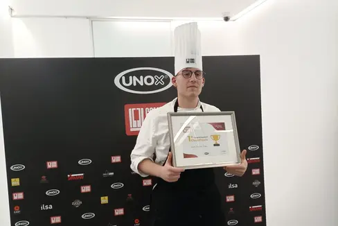 Samuel Gerardo Triano, allievo della classe quarta della Scuola professionale alberghiera “C. Ritz” di Merano, ha vinto una delle finali dell’edizione 2024 della Combiguru challenge (Foto: ASP/Scuola alberghiera Ritz)