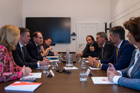Quando si adottano misure contro la crisi climatica ed energetica, non perdere di vista la giustizia sociale: questa è stata una conclusione dell'incontro tra le delegazioni della Giunta provinciale altoatesina e la delegazione CSU del Bundestag tedesco. (Foto: ASP/Fabio Brucculeri)