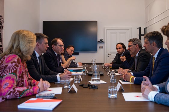 Bei Maßnahmen gegen Klima- und Energiekrise die soziale Gerechtigkeit nicht aus den Augen verlieren: Dies war eine Schlussfolgerung des Treffens zwischen den Delegationen der Südtiroler Landesregierung und der CDU/CSU-Fraktion im Bundestag. (Foto: LPA/Fabio Brucculeri)