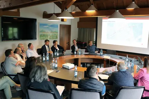 Die passende Trasse für eine mögliche Umfahrung von Rabland war Thema eines Treffens von Landesrat Daniel Alfreider und den Landestechnikern mit dem Gemeinderat von Partschins. (Foto: LPA/Ingo Dejaco)