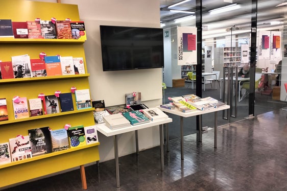 “Degustazione letteraria in una calda atmosfera natalizia” giovedì 4 dicembre alla Biblioteca provinciale “Friedrich Teßmann” a Bolzano. (Foto: USP/Maja Clara)