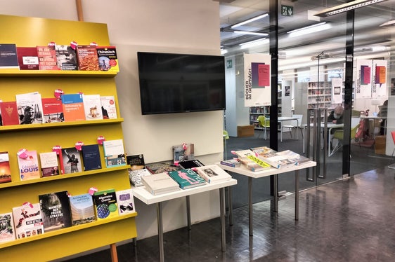 “Degustazione letteraria in una calda atmosfera natalizia” giovedì 4 dicembre alla Biblioteca provinciale “Friedrich Teßmann” a Bolzano. (Foto: USP/Maja Clara)