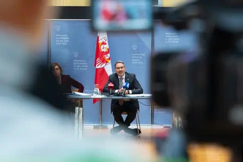 Clima e sostenibilità, società, situazione economica e Autonomia: sono questi i quattro temi centrali del bilancio e delle prospettive del nuovo anno illustrate oggi dal presidente altoatesino Kompatscher. (Foto: ASP/Fabio Brucculeri)