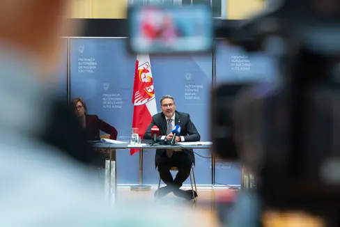 Klima und Nachhaltigkeit, Gesellschaft, gesamtwirtschaftliche Lage und Autonomie: Das waren die vier Kernthemen im Jahresrück- und -ausblick von Landeshauptmann Kompatscher. (Foto: LPA/Fabio Brucculeri)