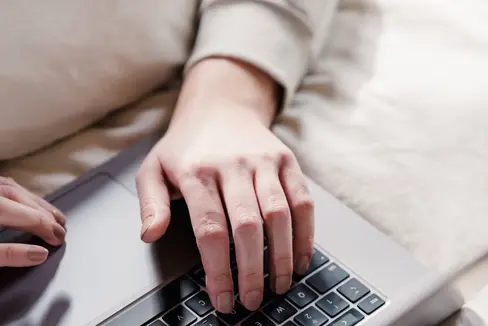 Immer mehr Südtirolerinnen und Südtiroler nutzen die digitale Gesundheitsakte EGA, um auf ihre Gesundheitsdaten und medizinischen Dokumente zuzugreifen und auch selbst Gesundheitsdokumente hochzuladen. (Foto: Pexels. Das Foto darf nur in Zusammenhang mit dieser Pressemittelung verwendet werden.)
