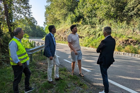Beim Lokalaugenschein an der Landesstraße von Brixen nach Feldthurns vor einigen Tagen: (v.l.) Planer Paul Schmidt, Landesrat Daniel Alfreider, Anrainer Philipp Gummerer, Bürgermeister Peter Brunner (Foto: LPA)