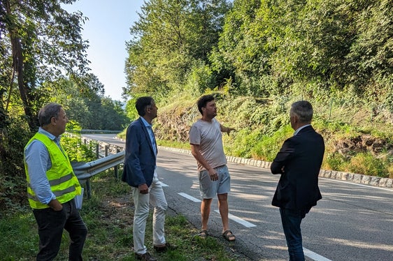 Il progettista Paul Schmidt, l'assessore provinciale Daniel Alfreider, il residente Philipp Gummerer e il sindaco Peter Brunner qualche giorno fa al sopralluogo sulla strada provinciale da Bressanone a Velturno. (Foto: ASP)