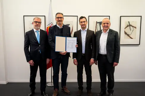 Zusammenarbeit besiegelt: Alperia Green Future Präsident Mauro Marchi, LH Arno Kompatscher, Euregio Plus Präsident Alexander Gallmetzer und Gemeindenverband-Vizepräsident Roland Demetz (von links) mit dem unterzeichneten Abkommen zum Ausbau der Photovoltaik. (Foto: LPA/Fabio Brucculeri)