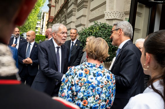 Il presidente della Provincia Arno Kompatscher ha dato il benvenuto al Presidente federale Alexander Van der Bellen alla Scuola professionale provinciale Kaiserhof. (Foto: USP/Fabio Brucculeri)