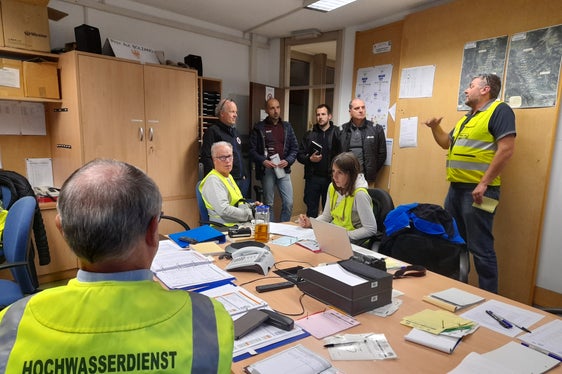 Una delegazione di dipendenti di Alperia ha osservato da vicino le varie fasi dell'odierna esercitazione. (Foto: ASP/Maja Clara)