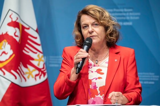 È importante rafforzare le famiglie in una fase precoce e sostenere i genitori fin da piccoli con l'educazione ai media, ha sottolineato Rosmarie Pamer, assessora provinciale alla Famiglia, alla presentazione del documento della rete Genitori-connessi. (Foto: USP/Fabio Brucculeri)
