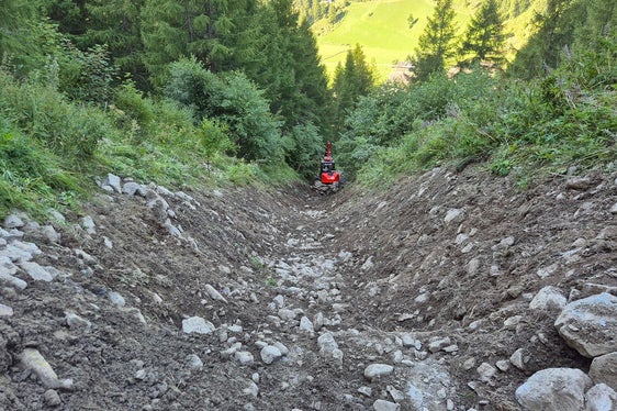Il bacino di ritenzione della sorgente di Madonna di Senales, sul lato a monte della strada provinciale, ha fatto il suo dovere durante la colata detritica del 1° luglio e ha trattenuto i detriti; le autorità competenti hanno svuotato il bacino. (Foto: Ufficio Sistemazione bacini montani ovest dell'Agenzia per la Protezione civile/Martin Eschgfäller)