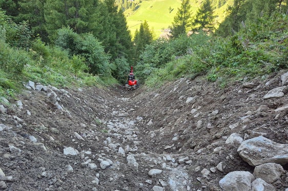 Il bacino di ritenzione della sorgente di Madonna di Senales, sul lato a monte della strada provinciale, ha fatto il suo dovere durante la colata detritica del 1° luglio e ha trattenuto i detriti; le autorità competenti hanno svuotato il bacino. (Foto: Ufficio Sistemazione bacini montani ovest dell'Agenzia per la Protezione civile/Martin Eschgfäller)