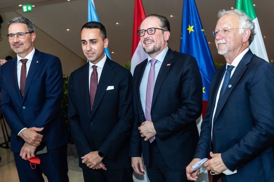 La foto ufficiale per i 30 anni della quietanza liberatoria: da sinistra il Presidente altoatesino Kompatscher, il Ministro degli Esteri italiano Luigi Di Maio, il Ministro degli esteri austriaco Alexander Schallenberg e l'Alto Rappresentante delle Nazioni Unite Fernand De Varennes. (Foto: ASP/Ivo Corrà)