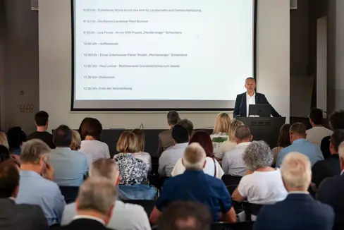 Großes Interesse: Wie leistbarer Wohnraum in den Gemeinden geschaffen werden kann, stand im Mittelpunkt eines Seminars der Landesabteilung Natur, Landschaft und Raumentwicklung in Bozen. (Foto: LPA/Fabio Brucculeri)