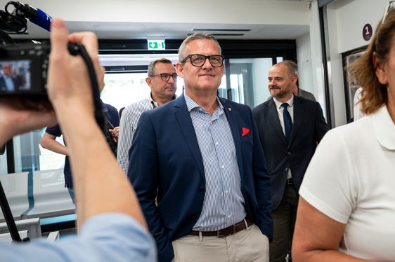 Hochbaulandesrat Christian Bianchi beim Rundgang durch das Gemeinschaftshauses in Leifers. (Foto: LPA/Fabio Brucculeri)