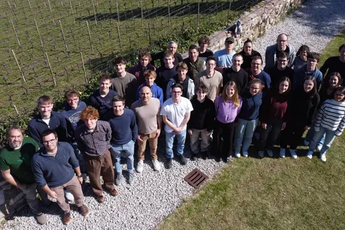 I partecipanti alla settimana della modellizzazione matematica 2025, ripresi con un drone dallo studente Tobias Pobitzer del Realgymnasium Albert Einstein di Merano. (Foto: USP/Tobias Pobitzer)