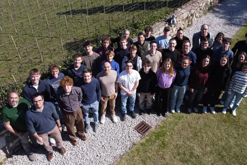 I partecipanti alla settimana della modellizzazione matematica 2025, ripresi con un drone dallo studente Tobias Pobitzer del Realgymnasium Albert Einstein di Merano. (Foto: USP/Tobias Pobitzer)