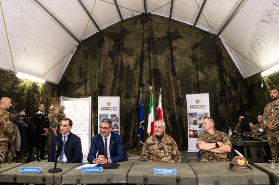 Da sinistra il direttore generale dell'Agenzia del Demanio Sebastiano Caizza, il presidente della Provincia Arno Kompatscher, il Capo di Stato Maggiore dell'Esercito, Generale di Corpo d'Armata Pietro Serino, e il Comandante delle Truppe Alpine, Generale di Corpo d'Armata Ignazio Gamba (Foto: ASP/Ivo Corrà)