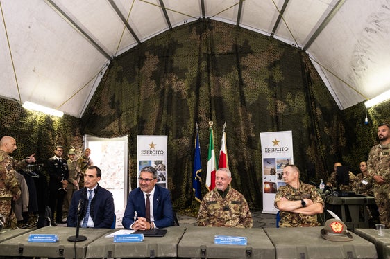 Da sinistra il direttore generale dell'Agenzia del Demanio Sebastiano Caizza, il presidente della Provincia Arno Kompatscher, il Capo di Stato Maggiore dell'Esercito, Generale di Corpo d'Armata Pietro Serino, e il Comandante delle Truppe Alpine, Generale di Corpo d'Armata Ignazio Gamba (Foto: ASP/Ivo Corrà)