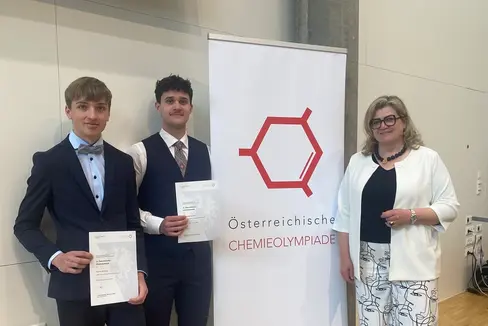 Die zwei Südtiroler Teilnehmer am österreichischen Bundeswettbewerb der Chemieolympiade Adrian Messner von der Technologischen Fachoberschule Bruneck und Alexander Giuliani vom Realgymnasium Bozen mit Landeskoordinatorin Roswitha Maurer. (Foto: LPA/Deutsche Bildungsdirektion)