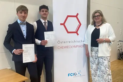 Die zwei Südtiroler Teilnehmer am österreichischen Bundeswettbewerb der Chemieolympiade Adrian Messner von der Technologischen Fachoberschule Bruneck und Alexander Giuliani vom Realgymnasium Bozen mit Landeskoordinatorin Roswitha Maurer. (Foto: LPA/Deutsche Bildungsdirektion)
