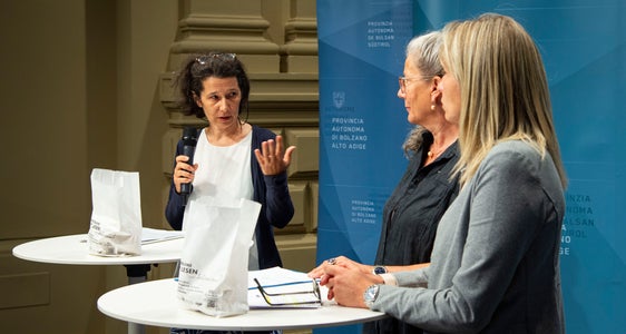 Informierten über die Lese-und Schreibschwierigkeiten der Erwachsenen: (v.l.) Sonja Logiudice (Amt für Weiterbildung), KVW-Basisbildungstrainerin Heike Walden-Pünsch und Brigitte Abram (Leiterin KVW-Bildung). (Foto: LPA/Fabio Brucculeri)