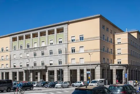 Mit dem Ankauf eines weiteren Teils des NISF-INPS-Immobilienbestands in Bozen vervollständigt das Land Südtirol eine Immobilienoperation, die bereits 2023 mit dem Erwerb erster Gebäude begonnen hat. (Foto: LPA)