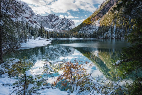 Dopo gli eventi verificatisi nei giorni scorsi al lago di Braies l'assessora provinciale Hochgruber Kuenzer auspica una maggiore collaborazione e lo sviluppo di una più forte educazione ambientale (Foto: unsplash)