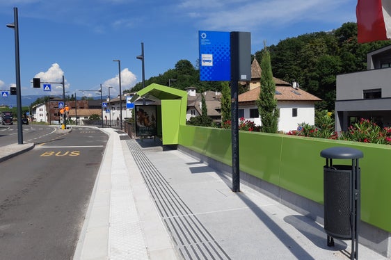 Der Metrobus nimmt immer mehr Fahrt auf: im Bild die neue Ampelanlage in Kaltern. (Foto: LPA)