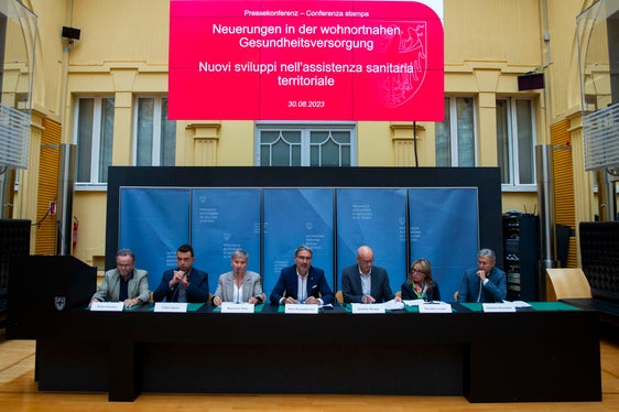 Die heute vorgestellten Maßnahmen sollen die Allgemeinmedizin und die Basispädiatrie stärken und die integrierte Hausbetreuung ausbauen. (Foto: LPA/Fabio Brucculeri)