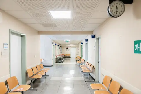 Ein Blick auf die offiziellen dem Gesundheitsressort vorliegenden Daten zeigt: Die Wartezeiten im Südtiroler Sanitätsbetrieb sind im Jahr 2025 im Vergleich zum Vorjahr im Schnitt gesunken, und zwar in allen Dringlichkeitsklassen prioritär, aufschiebbar und programmiert. (Foto: LPA/Claudia Corrent)