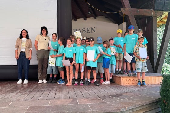 Die Ausbildung Junior Ranger Naturparks Südtirol 2026 fand in den drei Naturparks Schlern-Rosengarten, Puez-Geisler und Rieserferner-Ahrn statt - im Bild die Junior Ranger des Naturparks Rieserferner Ahrn mit der Vizebürgermeisterin von Rasen-Antholz Silke Hecher und Silvia Oberlechner vom Naturparkhaus Rieserferner-Ahrn. (Foto: LPA/Landesamt für Natur)