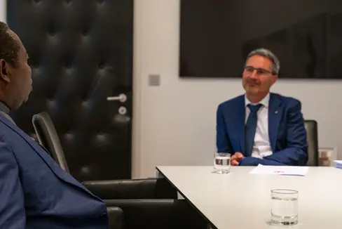 La Provincia di Bolzano sosterrà anche lo sviluppo turistico della città di Goma: lo ha confermato oggi il presidente Kompatscher (a destra) durante il colloquio con Abbè Malemo. (Foto: ASP/Fabio Brucculeri)