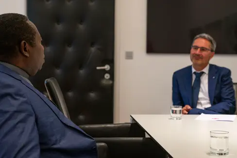 La Provincia di Bolzano sosterrà anche lo sviluppo turistico della città di Goma: lo ha confermato oggi il presidente Kompatscher (a destra) durante il colloquio con Abbè Malemo. (Foto: ASP/Fabio Brucculeri)