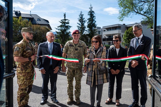 Il taglio del nastro alla Caserma Lugramani da parte della moglie del generale Resce: assieme a lei il segretario generale della Difesa Mattei, il capo di Stato Maggiore Masiello, la direttrice dal Verme e il presidente Kompatscher. (Foto: USP/Fabio Brucculeri)