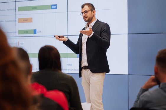 Felix Hartmann, consulente aziendale e responsabile per Eurac Research del progetto NEST, ha messo sotto i riflettori la sostenibilità del nostro sistema alimentare. (Foto: Eurac Research/Janandrea Moroder)