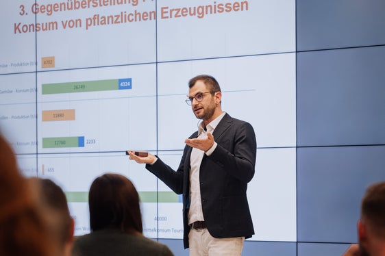 Felix Hartmann, Unternehmensberater und Eurac Research Projektleiter von NEST, hat Nachhaltigkeit bei Tisch und am Teller im Visier. (Foto: Eurac Research/Janandrea Moroder)
