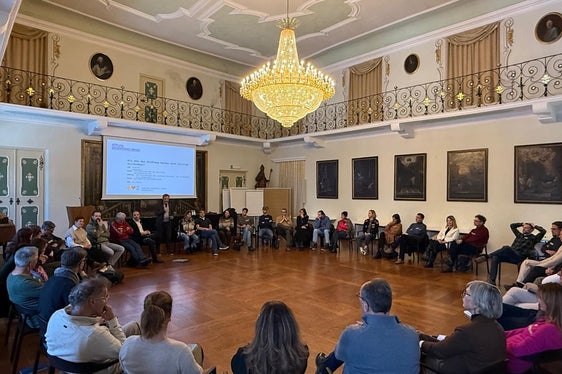 Am 26. November 2025 fand im Bildungshaus Neustift die erste Werkstatt-Tagung der Stiftung perspektiven-lernen statt. Im Mittelpunkt stand die Vernetzung der außerschulischen Lernorte und der Austausch über deren Entwicklung. (Foto: LPA)