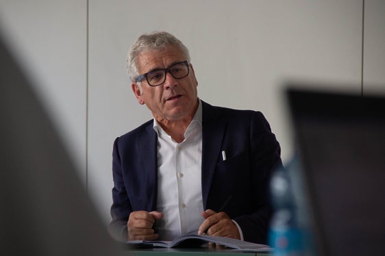 Il presidente del Consorzio dei Comuni, Andreas Schatzer, ha fornito informazioni specifiche sui Programmi di sviluppo comunale durante l'ultima seduta della Consulta per le persone anziane (Foto: ASP/Greta Stuefer)