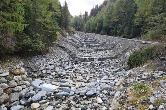 Im Verlauf dieses Jahres hat das Landesamt für Wildbachverbauung West im Laaserbach zwölf Konsolidierungssperren aus Zyklopensteinen und Uferschutzmauern errichtet. (Foto: LPA/Landesamt für Wildbach- und Lawinenverbauung West)