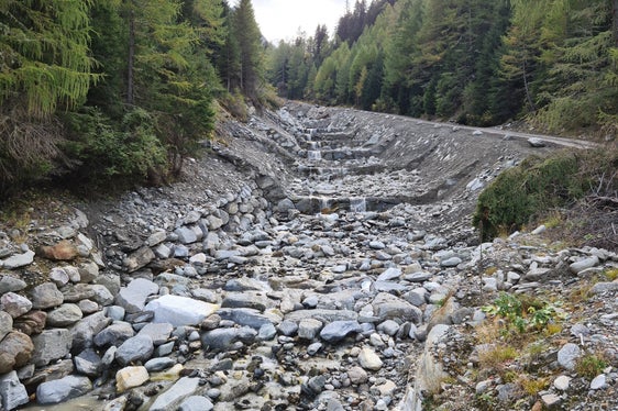 Quest'anno sono state costruite dodici barriere di consolidamento in pietre ciclopiche e sono stati eretti muri di protezione delle sponde e due soglie nella zona della passerella pedonale. (Foto: ASP/Ufficio sistemazione bacini montani Ovest)