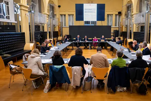 Kaufkraftentwicklung und Inflationsausgleich: Beim heutigen Treffen wurde eine Analyse vorgestellt und die weitere Vorgehensweise mit den Vertreterinnen und Vertretern der Gewerkschaften besprochen. (Foto: LPA/Fabio Brucculeri)