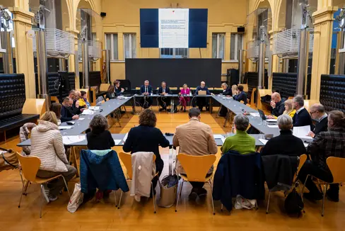 Kaufkraftentwicklung und Inflationsausgleich: Beim heutigen Treffen wurde eine Analyse vorgestellt und die weitere Vorgehensweise mit den Vertreterinnen und Vertretern der Gewerkschaften besprochen. (Foto: LPA/Fabio Brucculeri)