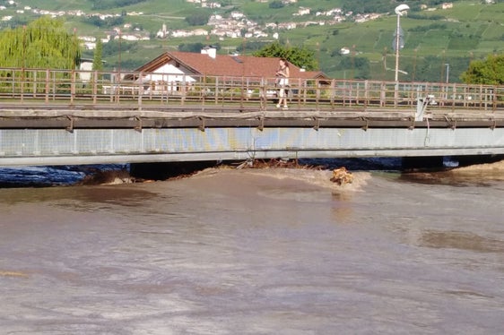 La piena del fiume Adige nell'agosto 2020 a Termeno. (Foto: ASP/Unione provinciale dei Vigili del Fuoco)