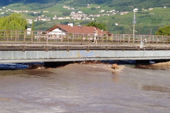 La piena del fiume Adige nell'agosto 2020 a Termeno. (Foto: ASP/Unione provinciale dei Vigili del Fuoco)