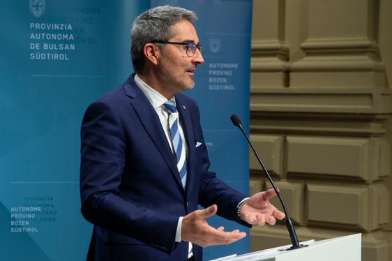 Landeshauptmann Kompatscher stellte in der Pressekonferenz nach Sitzuung der Landesregierung die wichtigsten Beschlüsse vor. (Foto: LPA/Fabio Brucculeri)